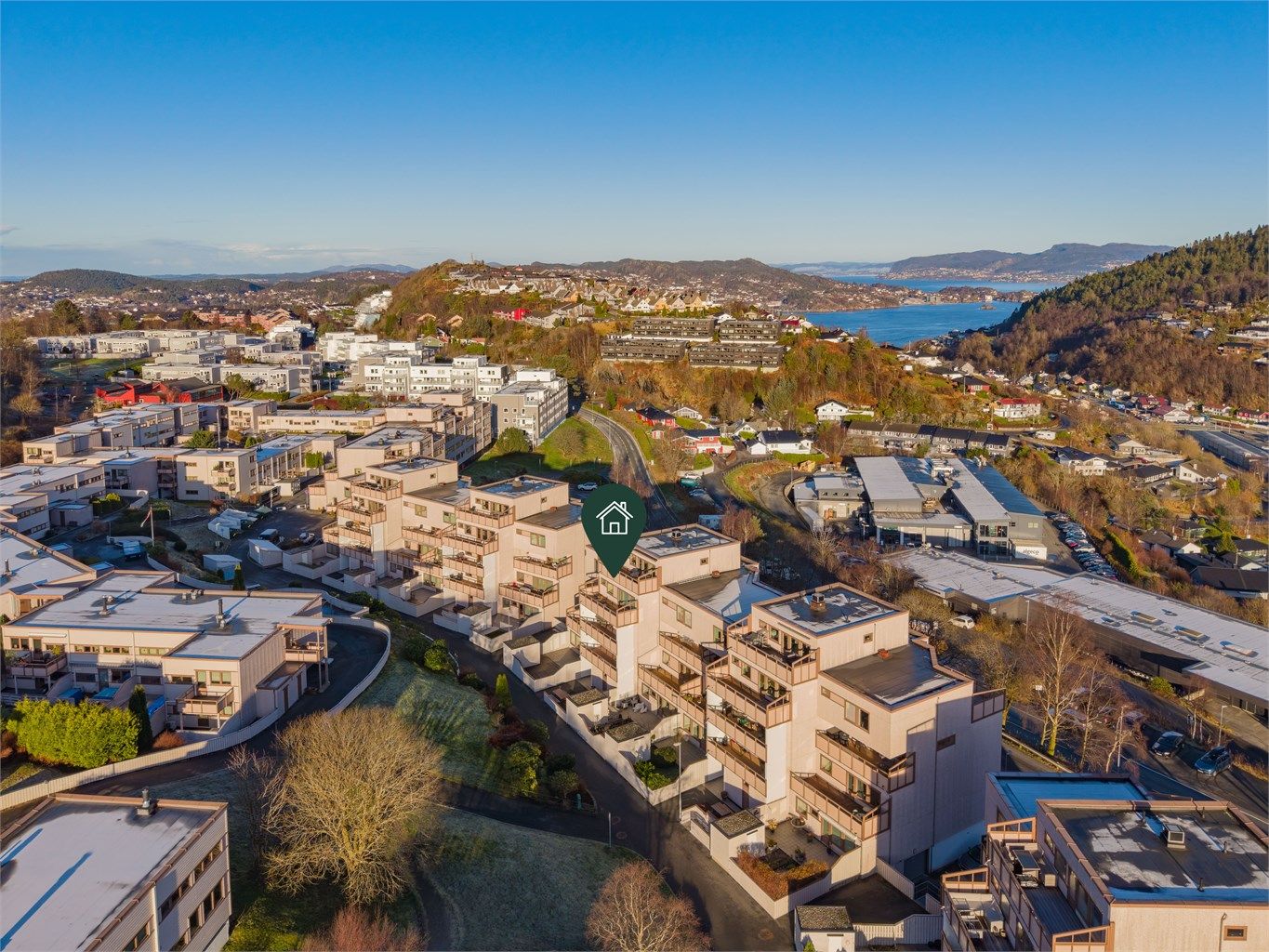 Borettslaget har varmtvann inkludert i felleskostnadene og ansatt vaktmester for oppfølging av vedlikeholdet i borettslaget. 