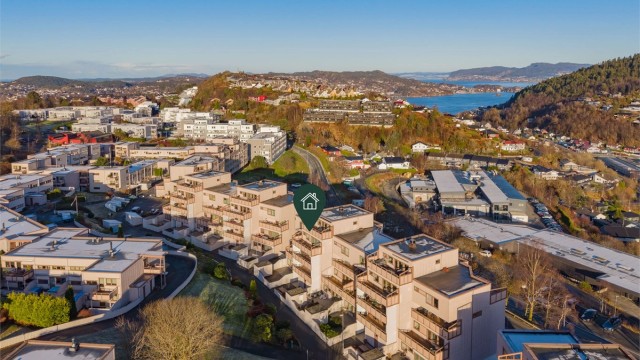 Borettslaget har varmtvann inkludert i felleskostnadene og ansatt vaktmester for oppfølging av vedlikeholdet i borettslaget.