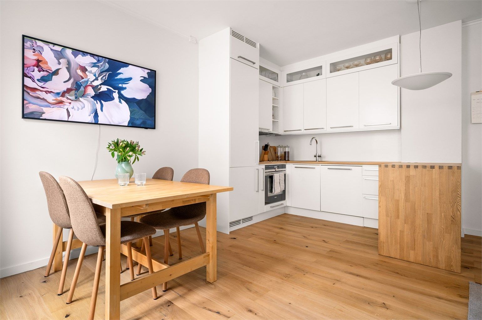 Kjøkken fra Drømmekjøkkenet – Integrerte hvitevarer og Grohe-kran med kokefunksjon.

