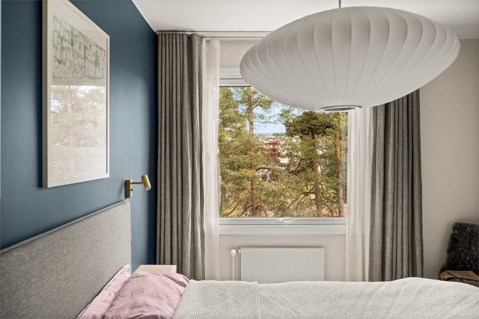 Fra soveromsvinduet ser du ut mot rolige og grønne omgivelser.