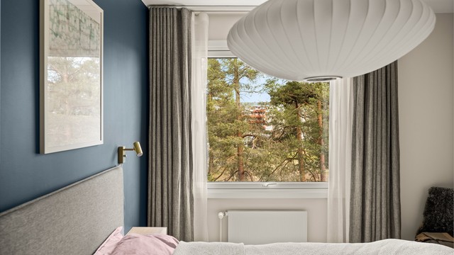 Fra soveromsvinduet ser du ut mot rolige og grønne omgivelser.