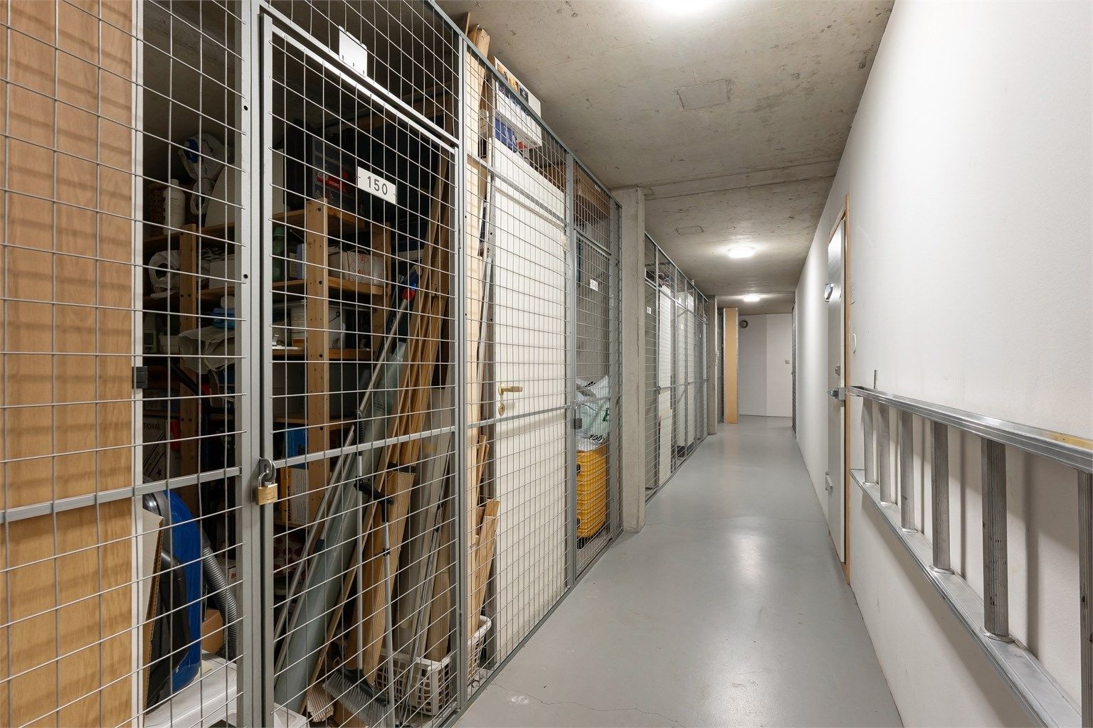 Leiligheten disponerer to boder for ekstra lagringsplass, en på loftet og en i kjelleren.