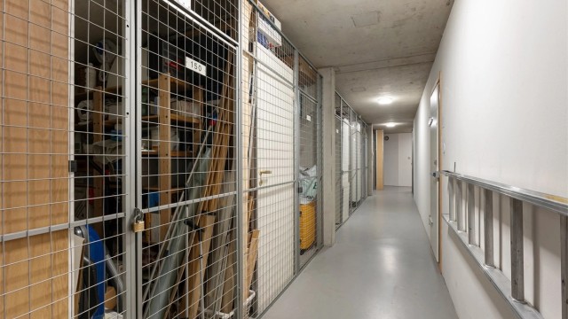 Leiligheten disponerer to boder for ekstra lagringsplass, en på loftet og en i kjelleren.