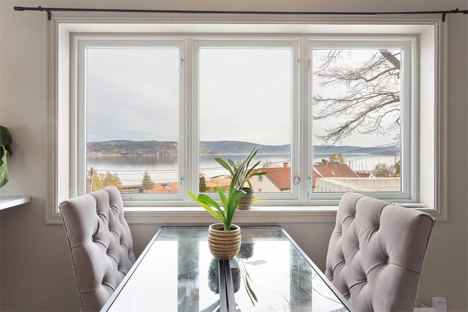 De store vindusflatene gir rikelig med lys og rammer inn utsikten over Drammensfjorden.