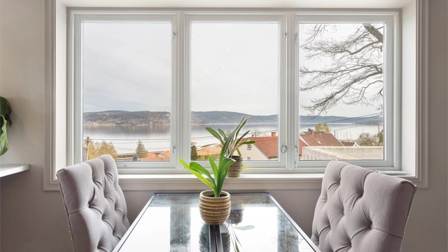 De store vindusflatene gir rikelig med lys og rammer inn utsikten over Drammensfjorden.