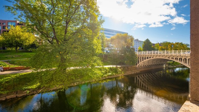 Fantastisk utsikt, med Akerselva rett utenfor vinduet! Bilde lånt av nabo én etasje ned.