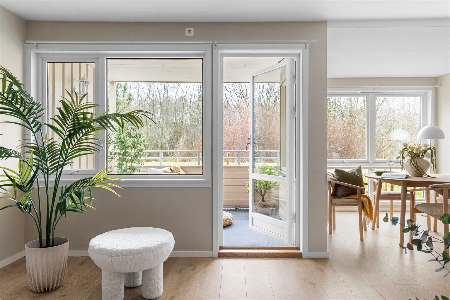 - Utgang til vestvendt terrasse på ca. 8 kvm -