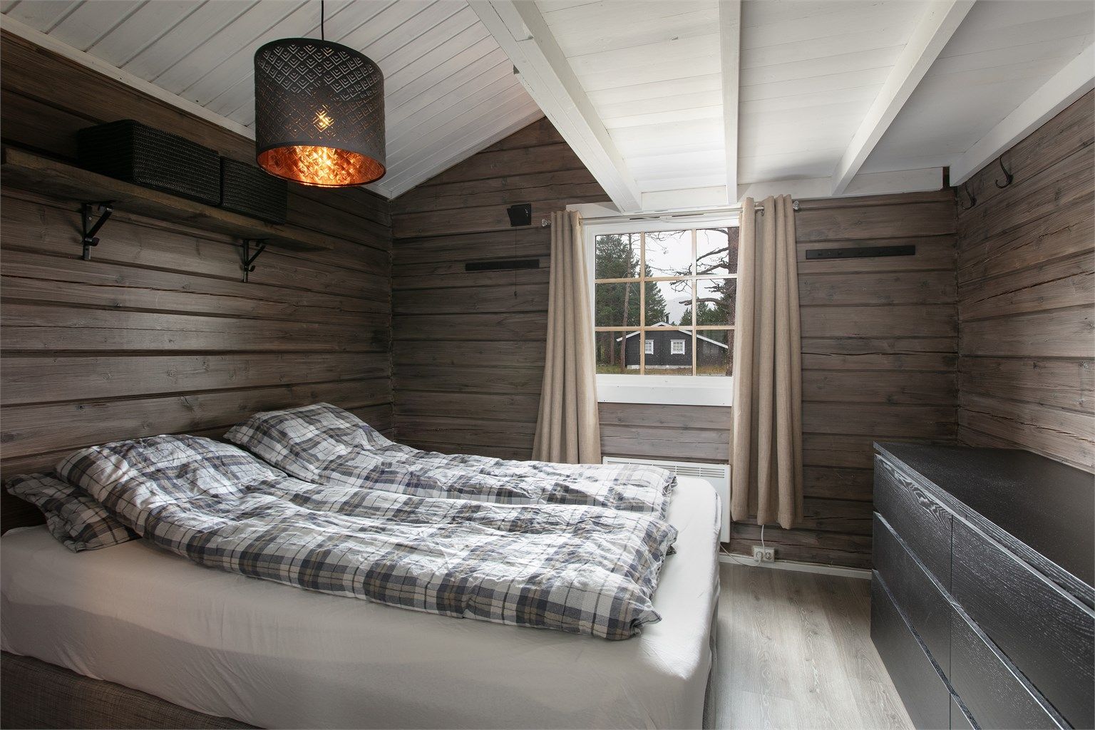 Soverom med plass til dobbeltseng og oppbevaring.