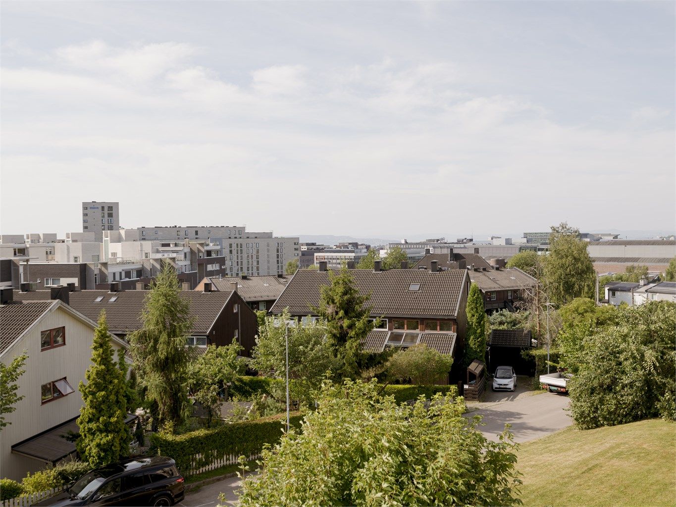 Fra stuen er ser du ut over byens tak og det grønne nærområdet.