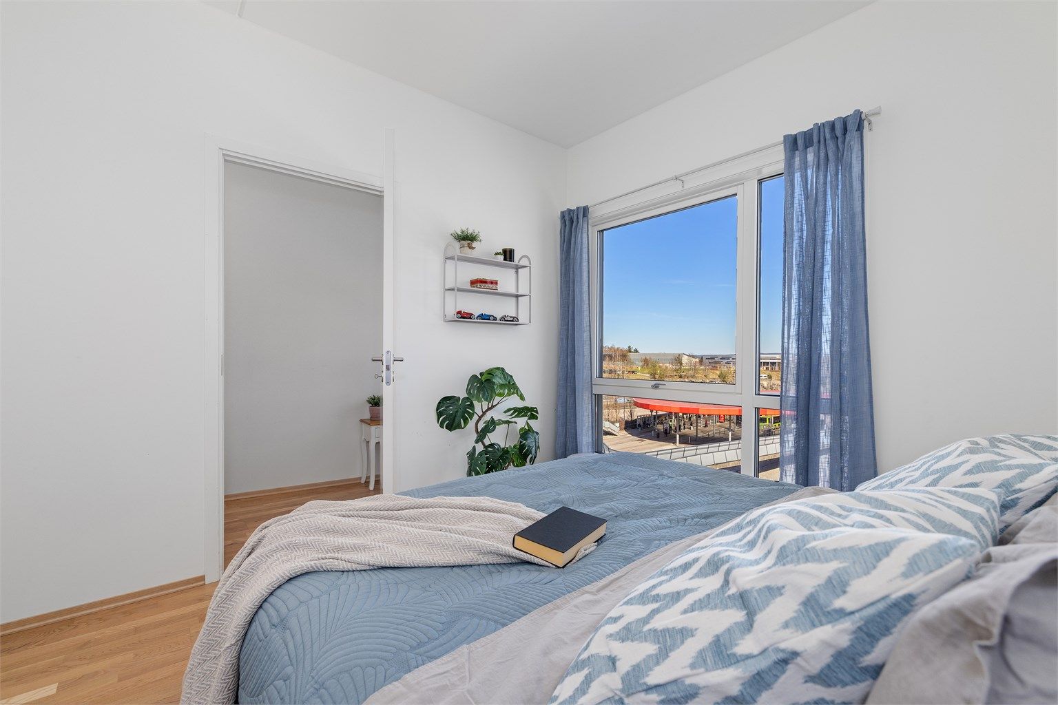 Soverommet er lyst og har en rolig atmosfære.