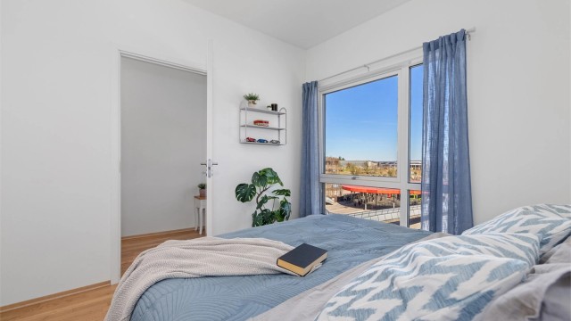 Soverommet er lyst og har en rolig atmosfære.