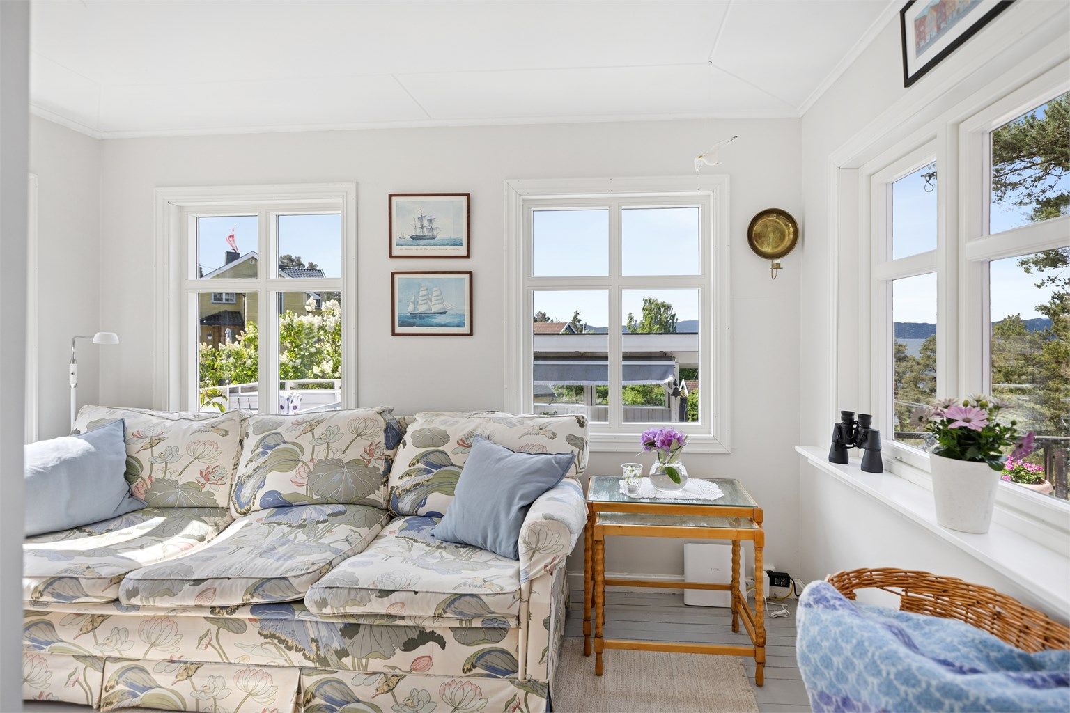 Koselig "vinterstue" med store vinduer mot fjorden – herfra kan du følge årstidene som maler landskapet utenfor
