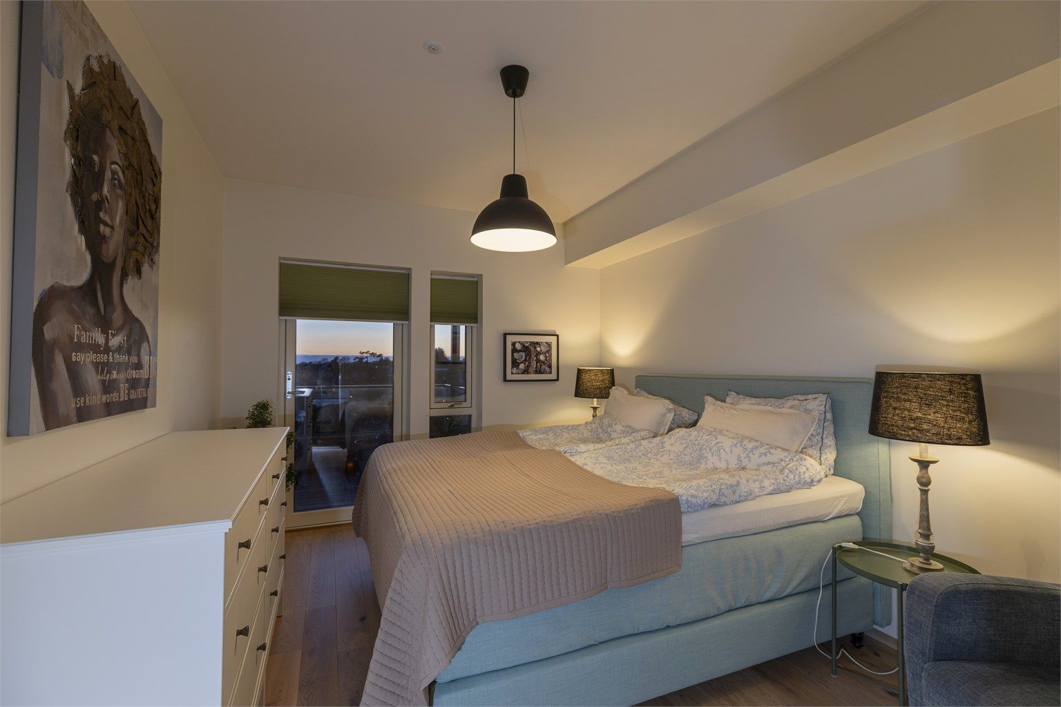 Hovedsoverom av god størrelse hvor du kan nyte kveldsutsikten fra sengen før du legger deg.