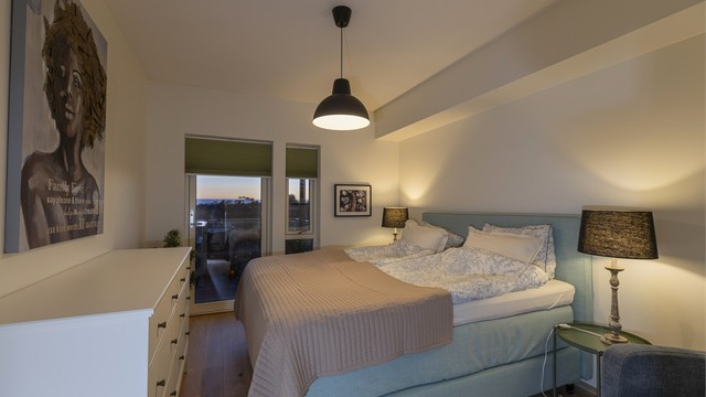 Hovedsoverom av god størrelse hvor du kan nyte kveldsutsikten fra sengen før du legger deg.