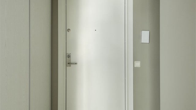 Entré med garderobeskap og sikringsskap med automatsikringer.