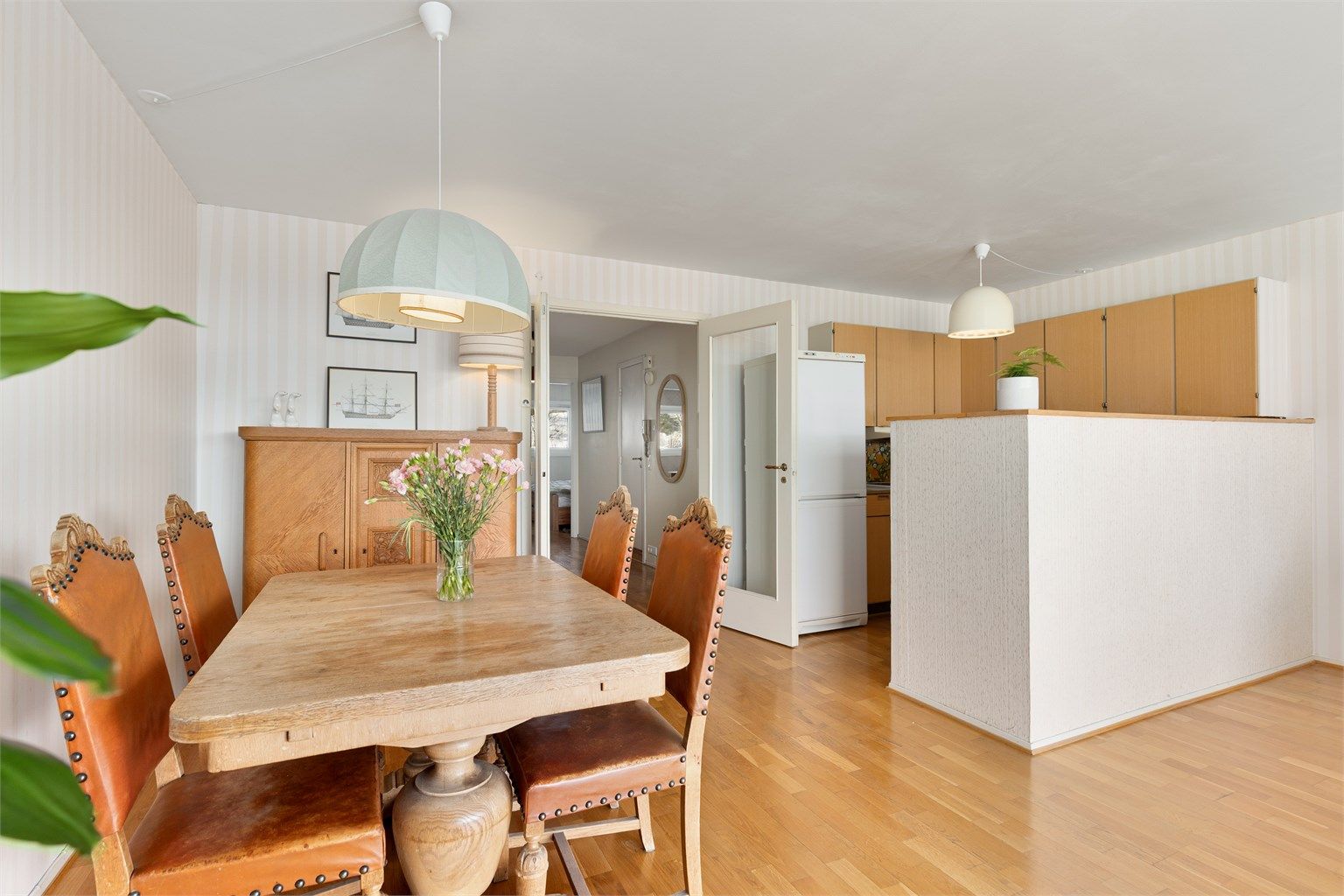 Leiligheten har en veldig god planløsning over 2 plan, vinduer og terrassedør fra 2010, ny markise og rehabilitert terrasse fra 2018