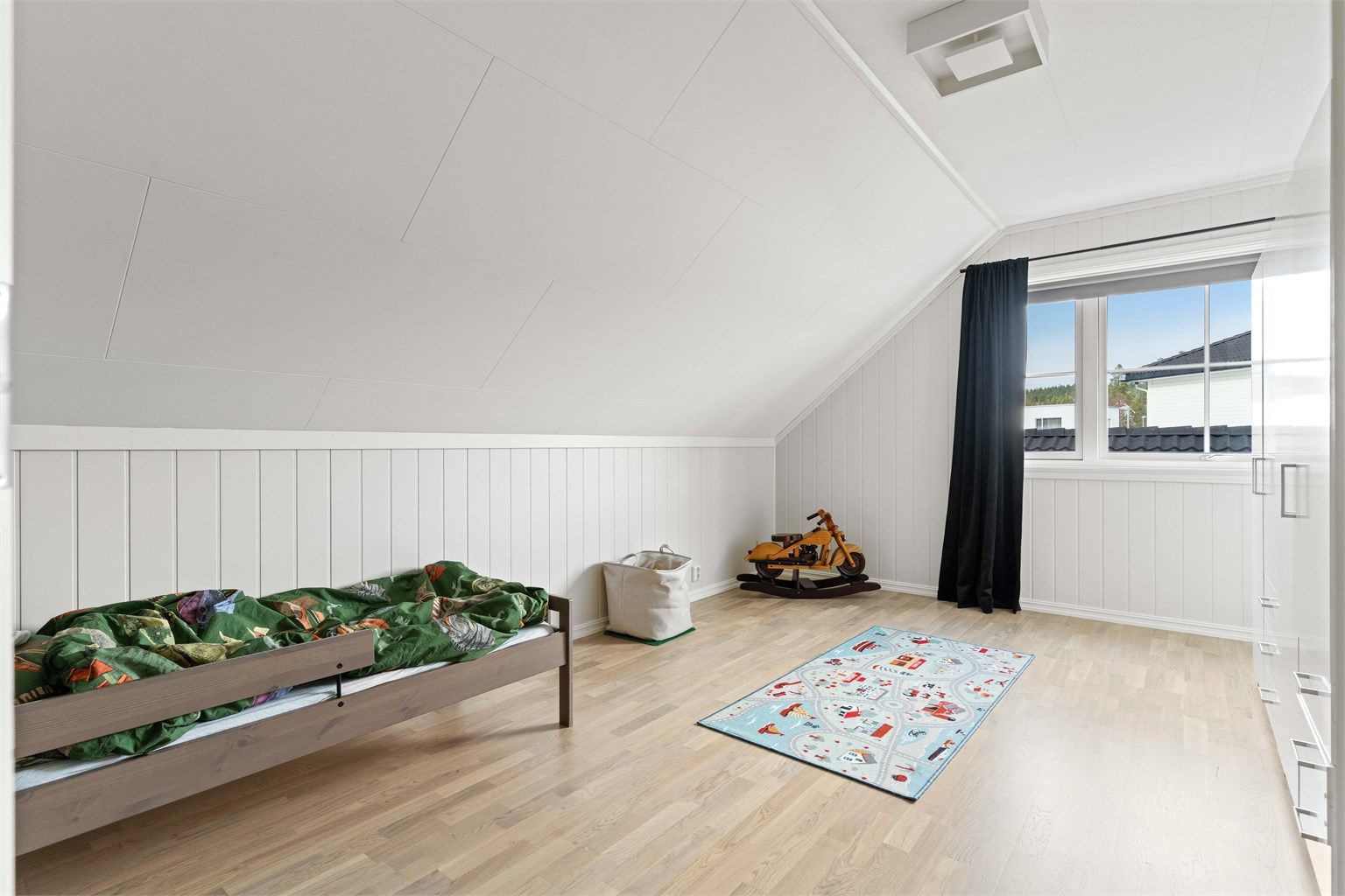 Det andre soverommet i etasjen er lyst og passer utmerket som barnerom eller kontor.   
