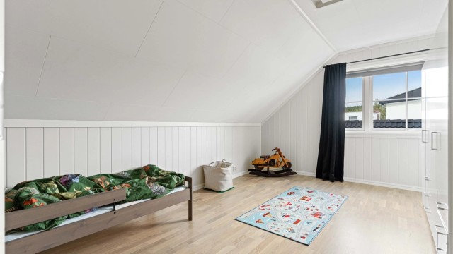 Det andre soverommet i etasjen er lyst og passer utmerket som barnerom eller kontor.