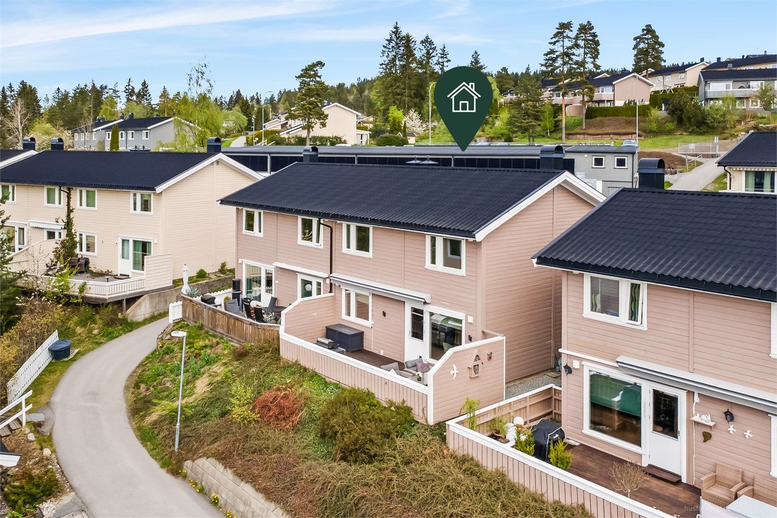 Dette er en pen halvpart av tomannsbolig med en meget barnevennlig beliggenhet på Konnerud.