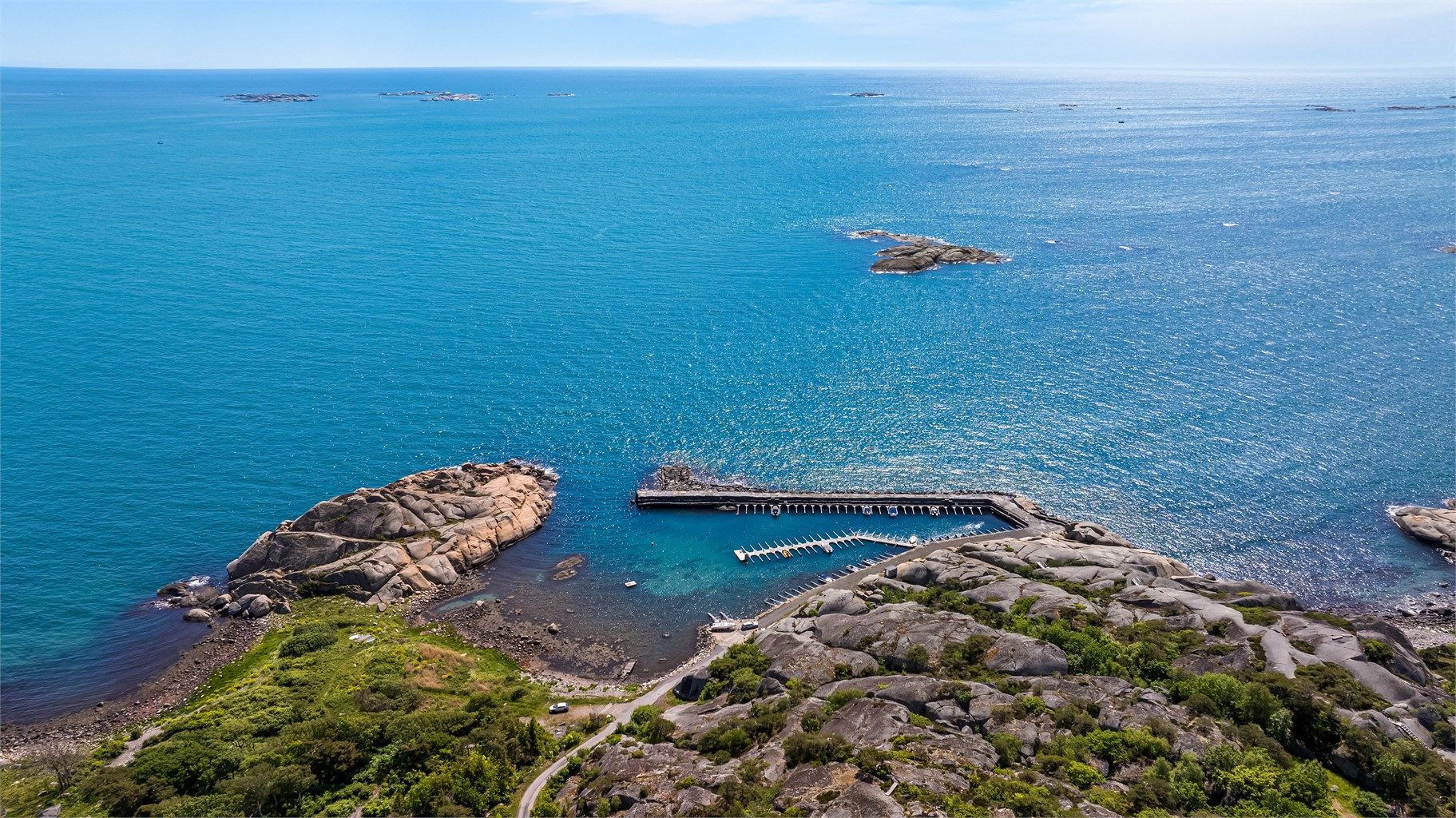 En kort spasertur fra hytteveggen finner du gode bademuligheter fra flott havneanlegg med molo. Det er gode bademuligheter for både store og små samt ypperlige krabbefiskeforhold til sommerens faste fiskekonkurranse. 