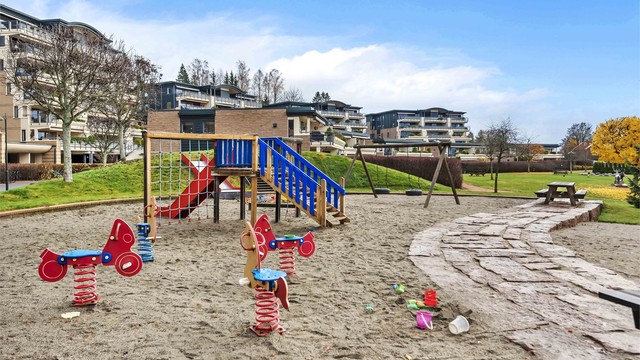 Det er flotte lekeplasser og barnehage på tomten, samt gå-avstand til bla. skole, buss, Fossum idrettsanlegg og tre golfbaner