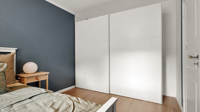 - Rommet har en stor skyvedørsgarderobe som gir rikelig med oppbevaringsplass -