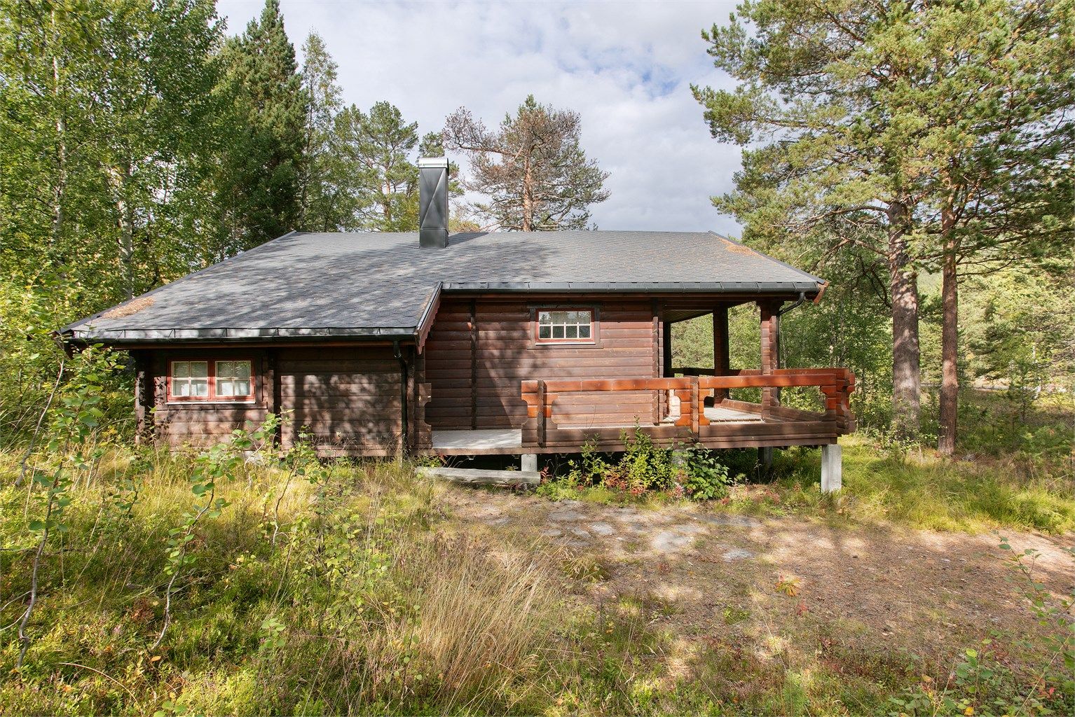 Tradisjonell tømmerhytte på romslig tomt
