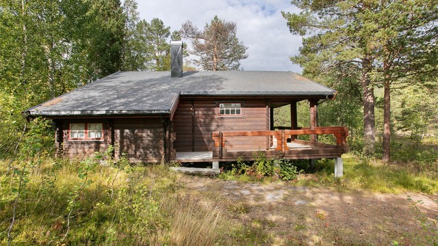 Tradisjonell tømmerhytte på romslig tomt