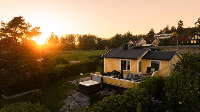 Hytta ble opprinnelig oppført i 1946, men er siden tilbygget og i løpet av de seneste 10 påkostet med mange oppgraderinger. Fotograf; Kristoffer Kristiansen.