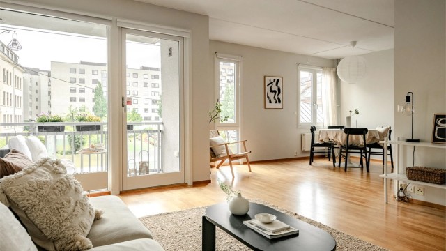 Velkommen til Osterhaus' gate 16E. Gjennomgående 3-roms med to balkonger, garasjeplass og heis i bygningen.
