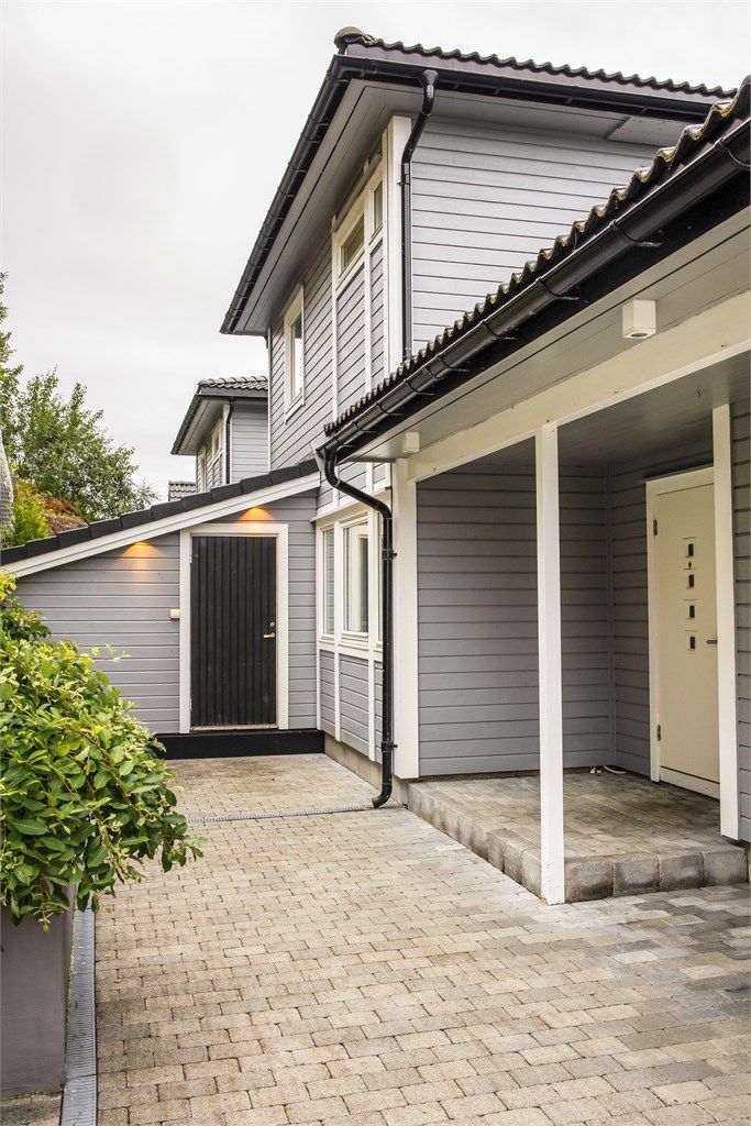 Overbygget inngangsparti og en praktisk utvendig bod.