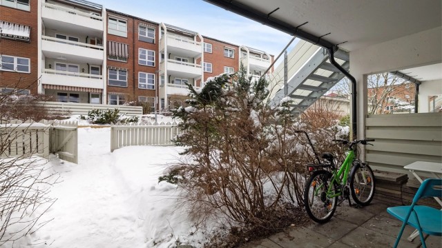 Leiligheten har egen inngang via hageflekk - orientert mot øst med morgensol