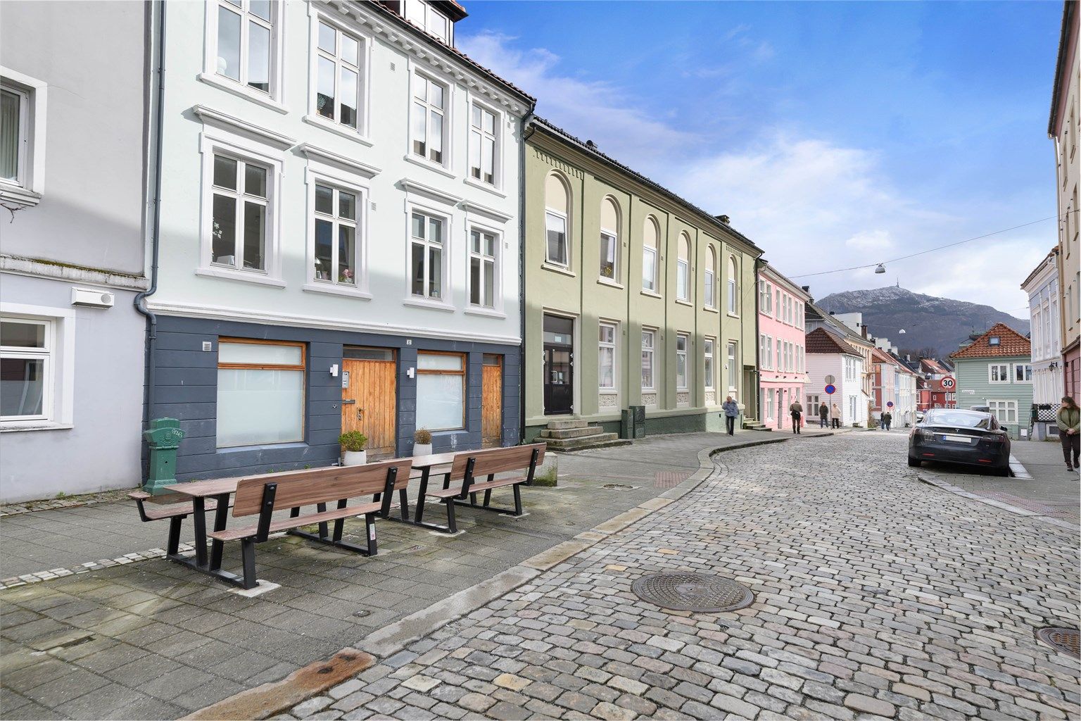 Koselig gate med brostein og benker. 