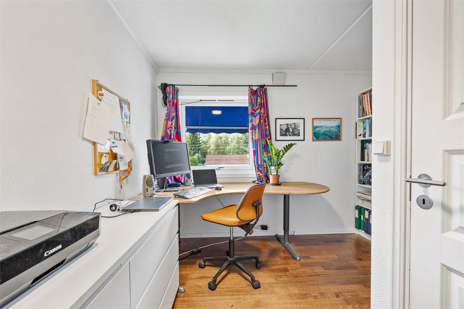 Det andre soverommet i etasjen er innredet som kombinert kontor og gjesterom.