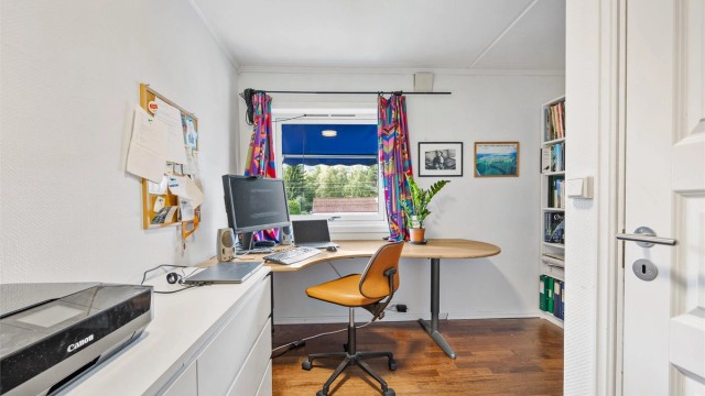 Det andre soverommet i etasjen er innredet som kombinert kontor og gjesterom.