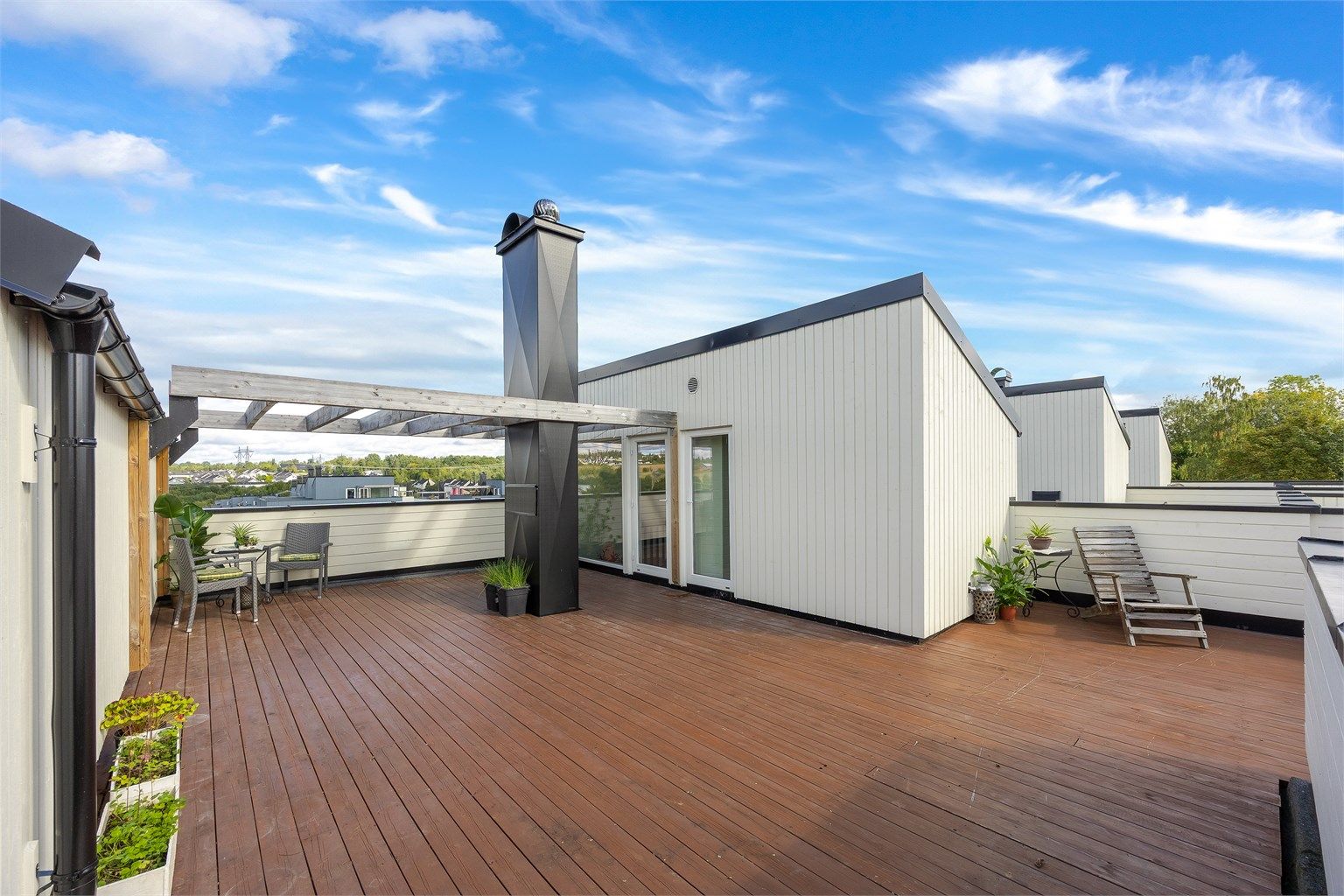 Fantastisk takterrasse med god plass og flere soner for utemøblement.