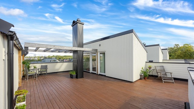 Fantastisk takterrasse med god plass og flere soner for utemøblement.