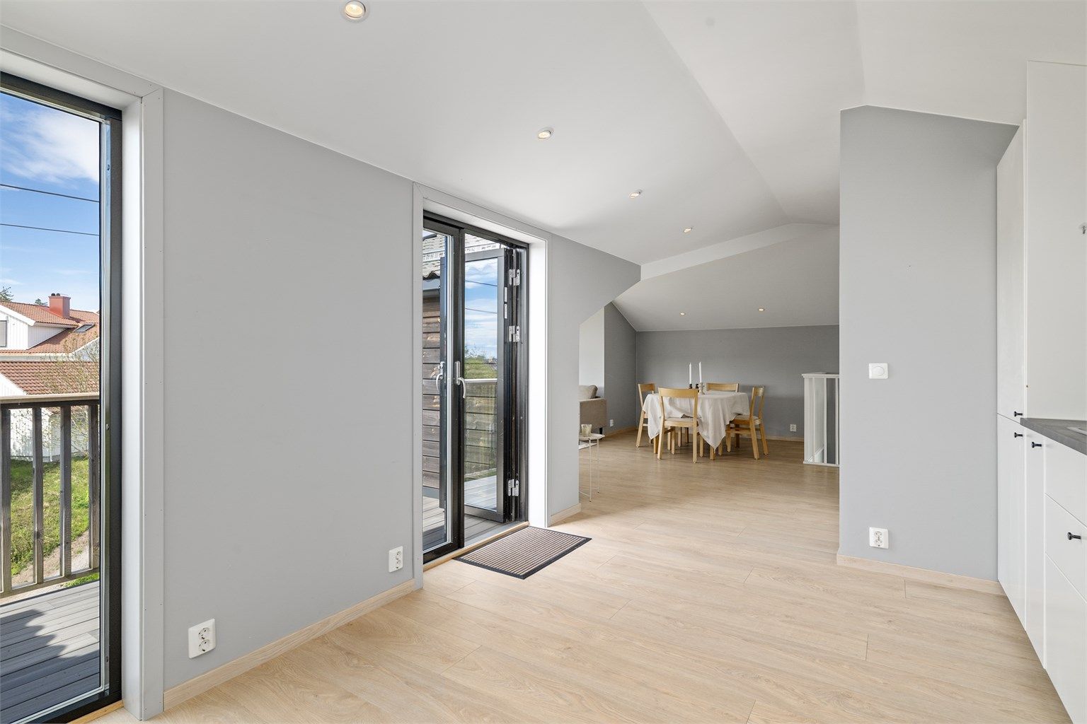 Fra kjøkkenet er det utgang til en balkong på 5 m².