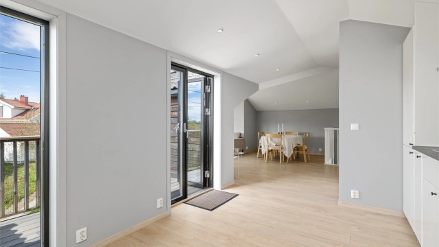 Fra kjøkkenet er det utgang til en balkong på 5 m².