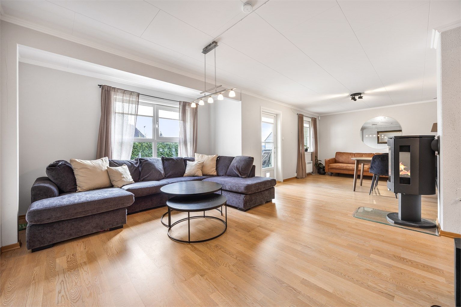 Velkommen til Lensmann Klevs vei 41 - presentert av Andreas Bergh Johannessen. 
Dette er en tomannsbolig over tre plan med fire gode soverom, stort kjøkken og stue