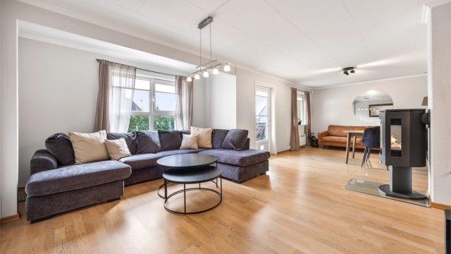 Velkommen til Lensmann Klevs vei 41 - presentert av Andreas Bergh Johannessen.
Dette er en tomannsbolig over tre plan med fire gode soverom, stort kjøkken og stue