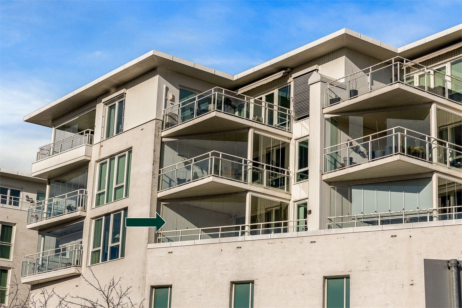 Byggets fasader er utført med en kombinasjon av forblendet mur og malt trekledning.