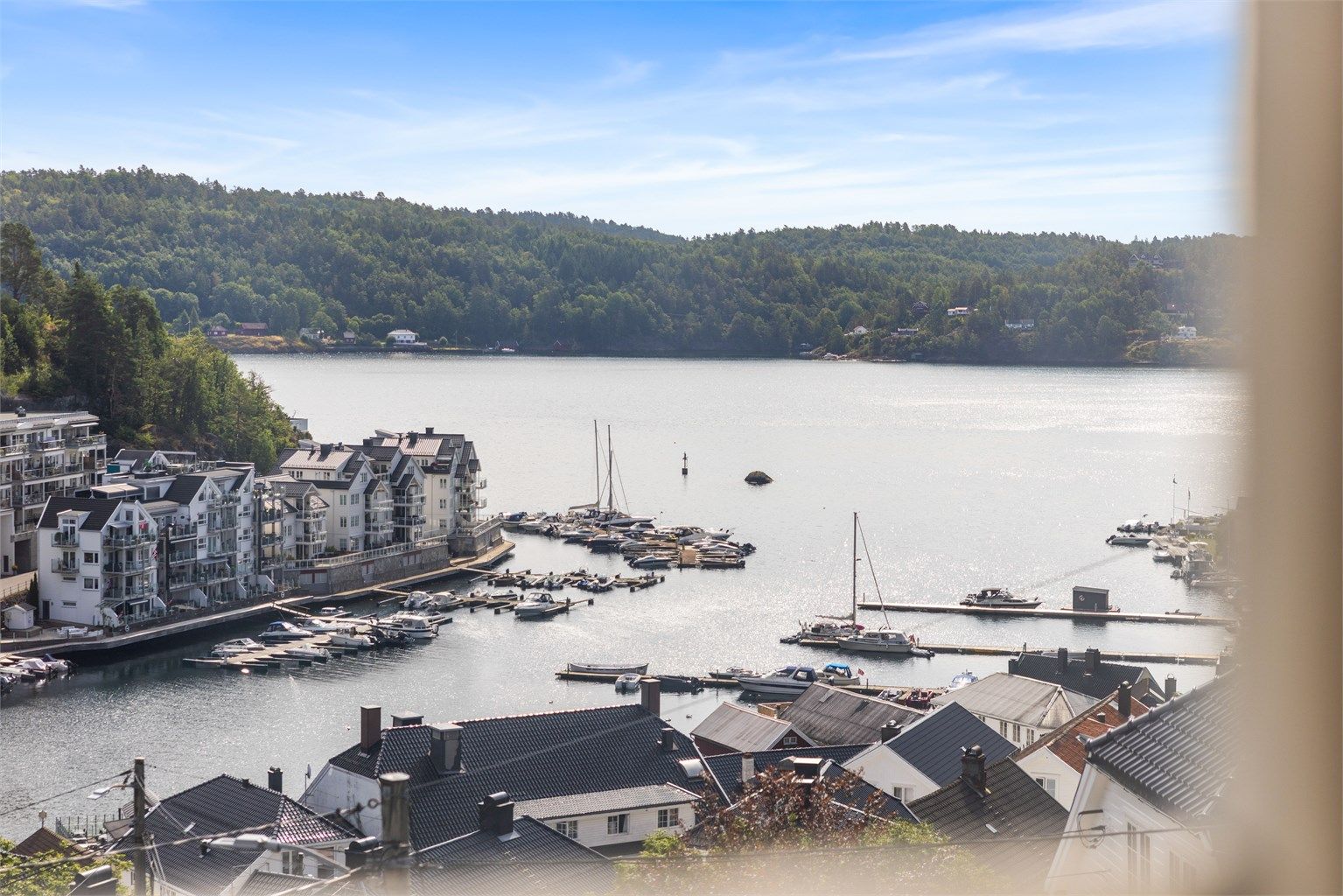 Utsikt fra boligen mot småbåthavnen i Tvedestrand.