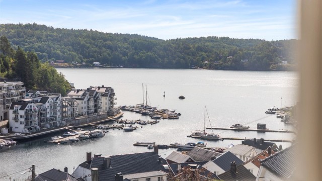 Utsikt fra boligen mot småbåthavnen i Tvedestrand.
