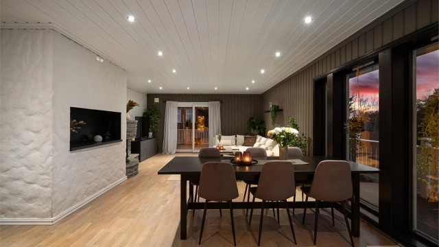 Stuen er på hele 45 kvm. Her får familien god plass til felles opphold og større sammenkomster/anledninger.