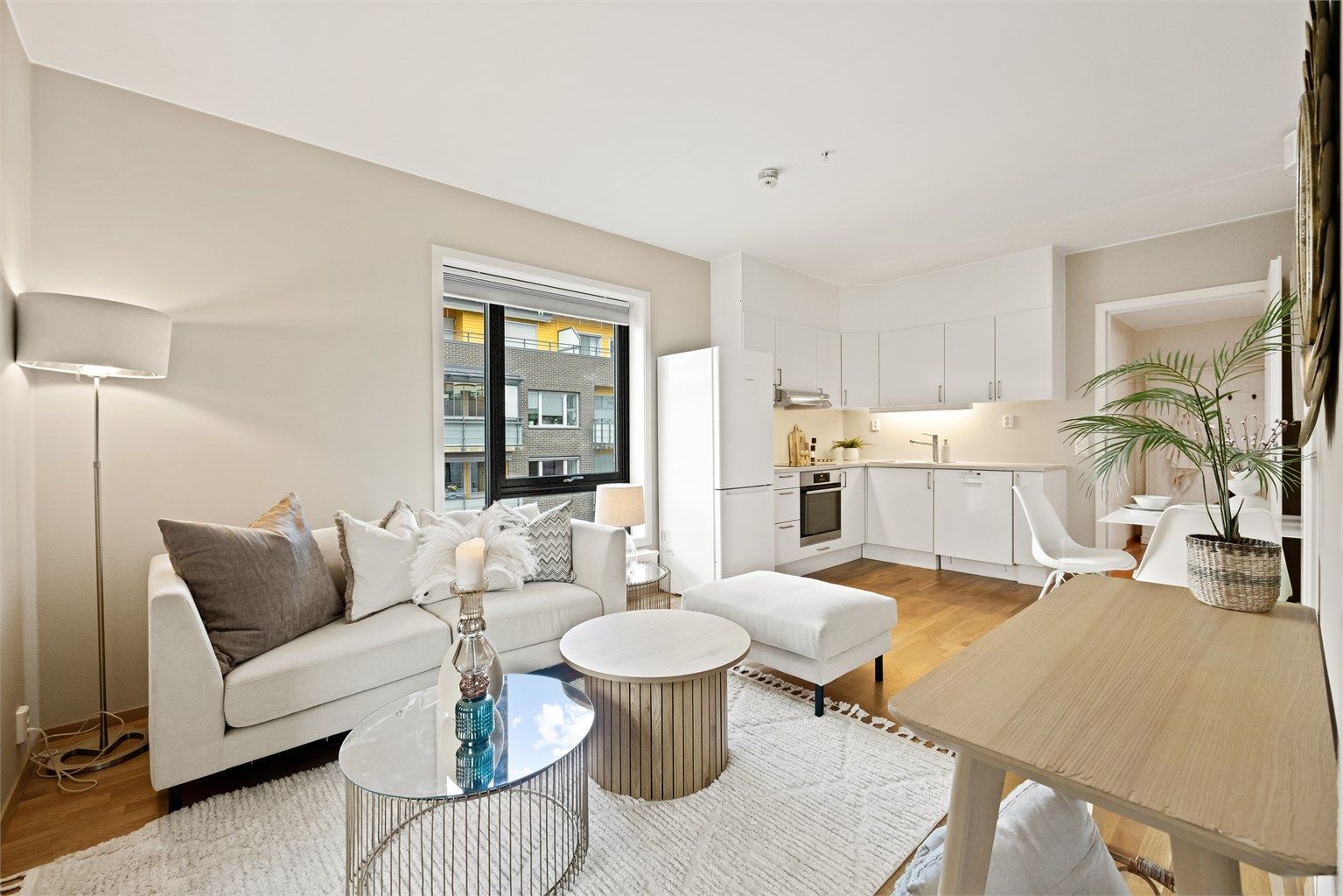 Den åpne løsningen mot kjøkkenet skaper et sosialt og funksjonelt allrom.