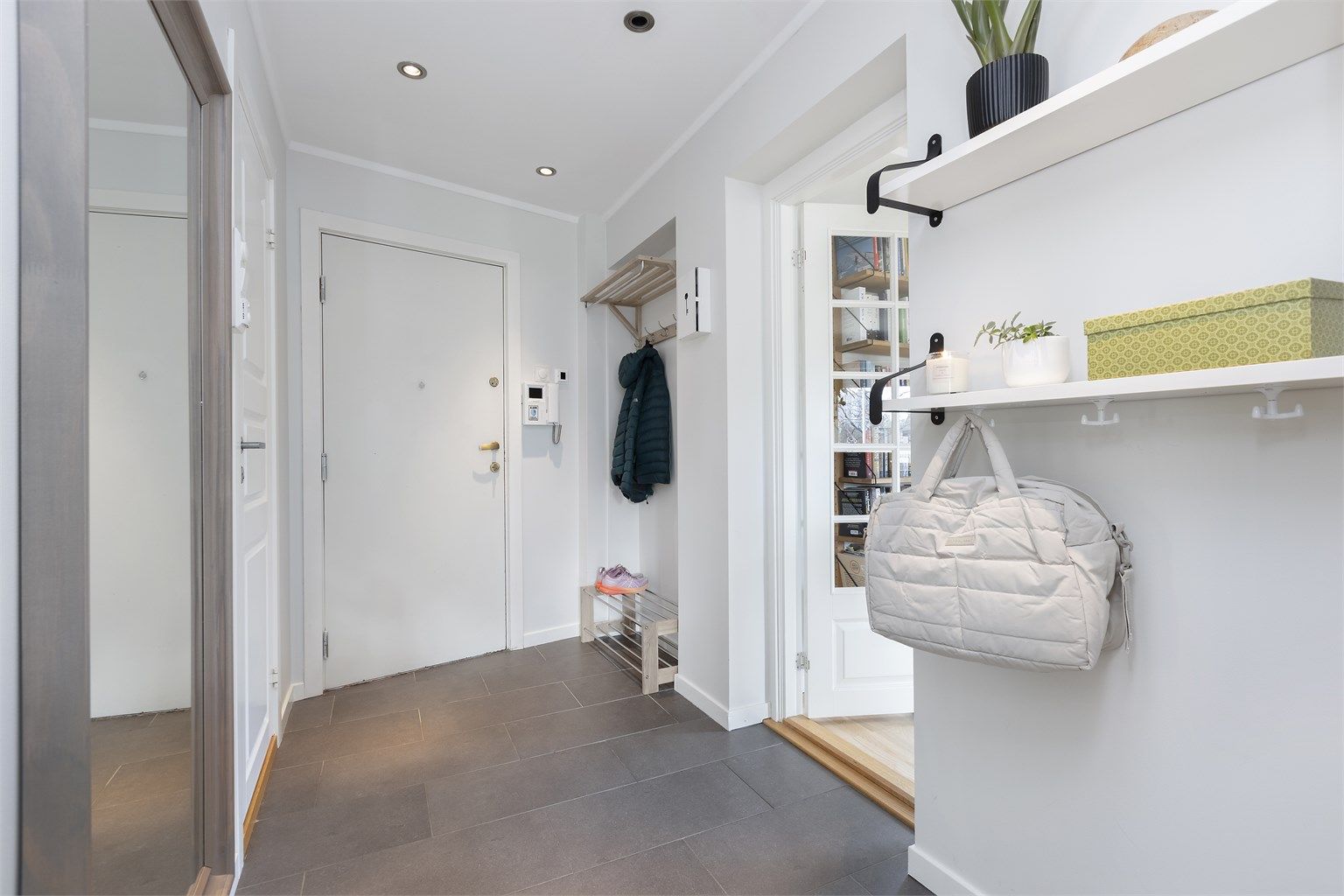 I entréen er det gulvvarme som gir en behagelig velkomst. Termostaten er ny fra 2025.