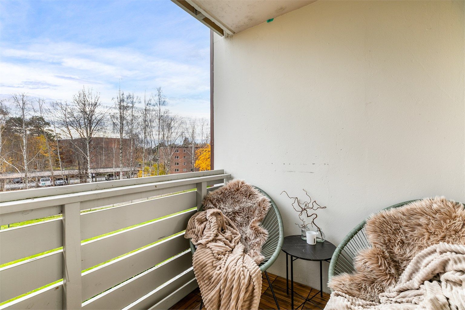 Leiligheten er i sin helhet orientert mot syd. På verandaen sitter du henvendt mot solens gang store deler av dagen.