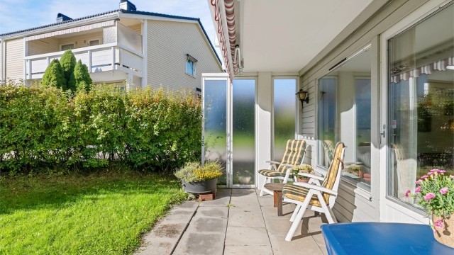Terrassen har en heldekkende elektrisk markise fra 2025 som kommer godt med i sommermånedene. - Ett trykk på knappen og vipps så har du sval skygge!