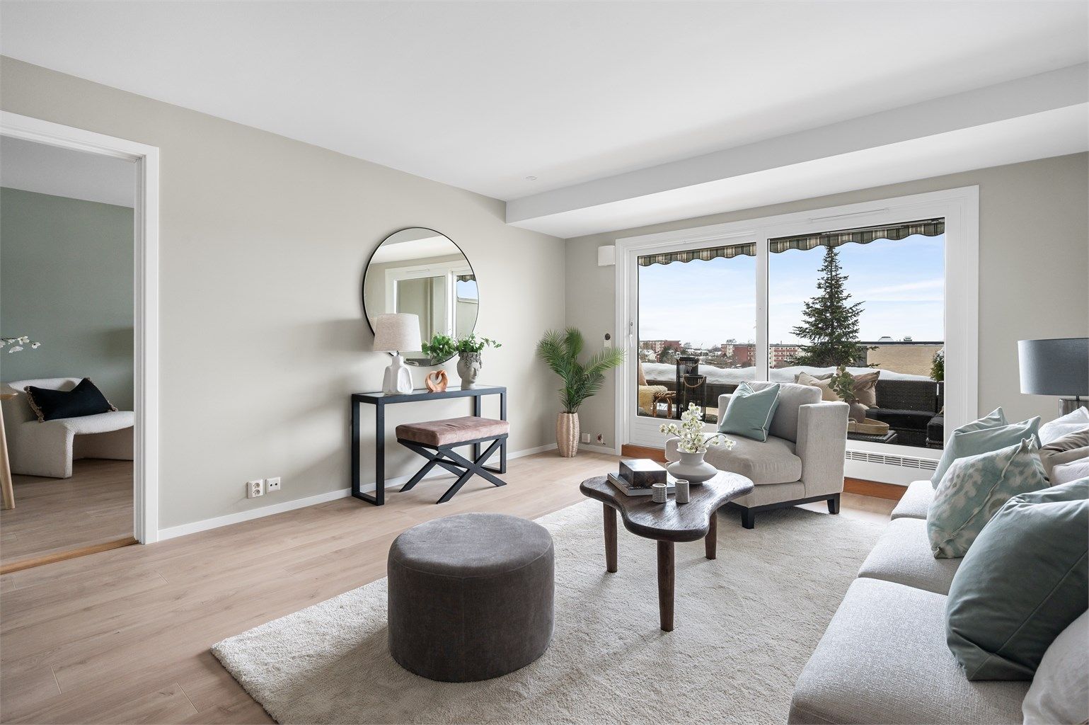  Lys og luftig stue med store vindusflater mot balkongen som slipper inn rikelig med dagslys og gir en god romfølelse.